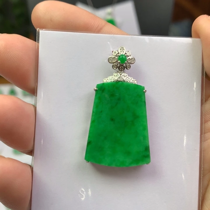 翡翠18K金镶嵌颈饰翡翠吊坠