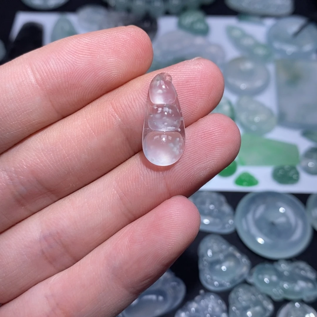 翡翠未镶嵌颈饰豆子