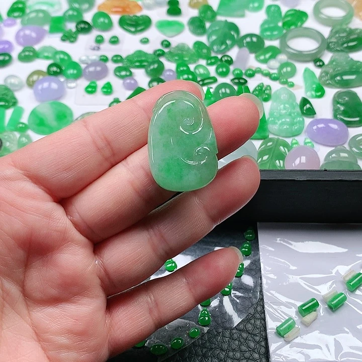 翡翠颈饰未镶嵌翡翠