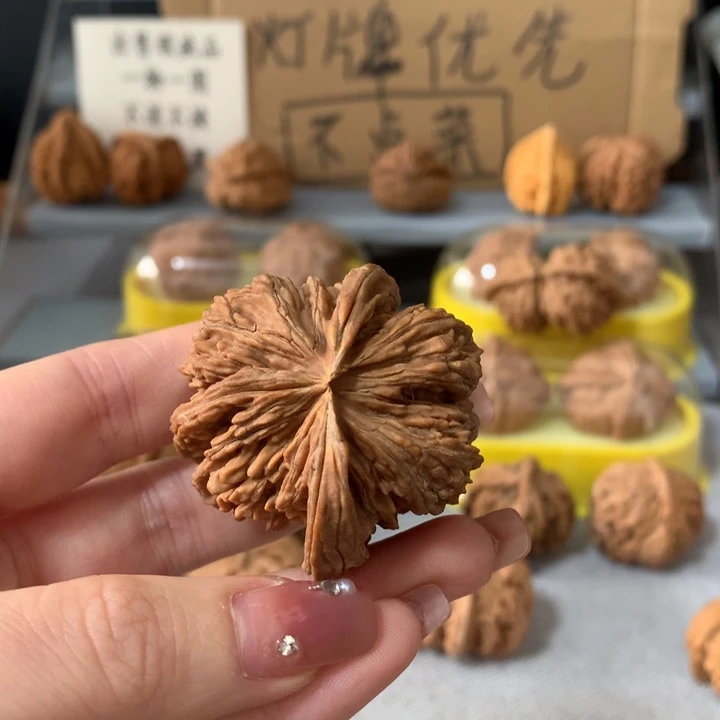 V***生吊坠文玩核桃异形单只，有瑕疵