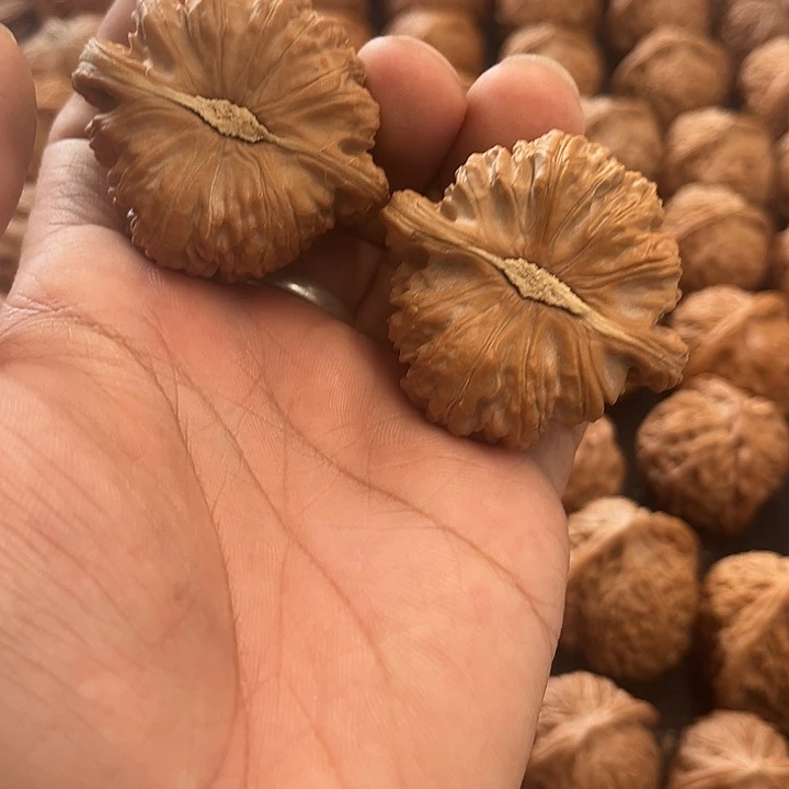 文玩核桃吊坠白狮子