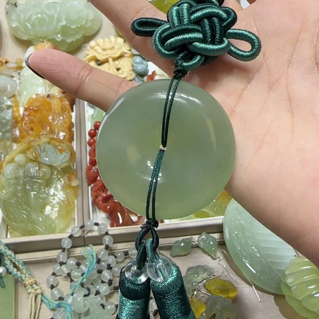 未镶嵌蛇纹石玉吊坠