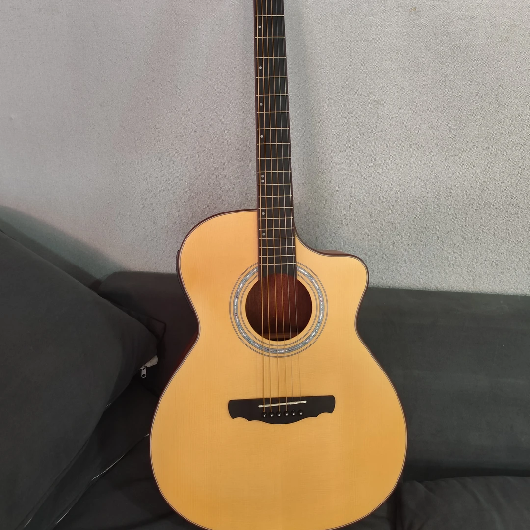 高端入门微瑕云杉桃花心40寸吉他。直播间价格邮费自理