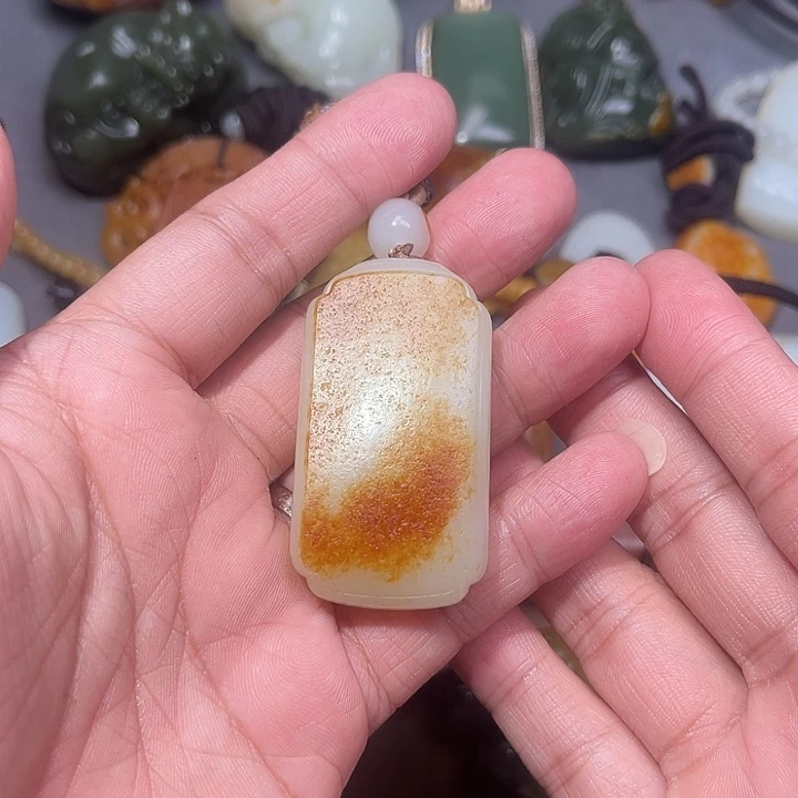 忽***-和田玉未镶嵌颈饰