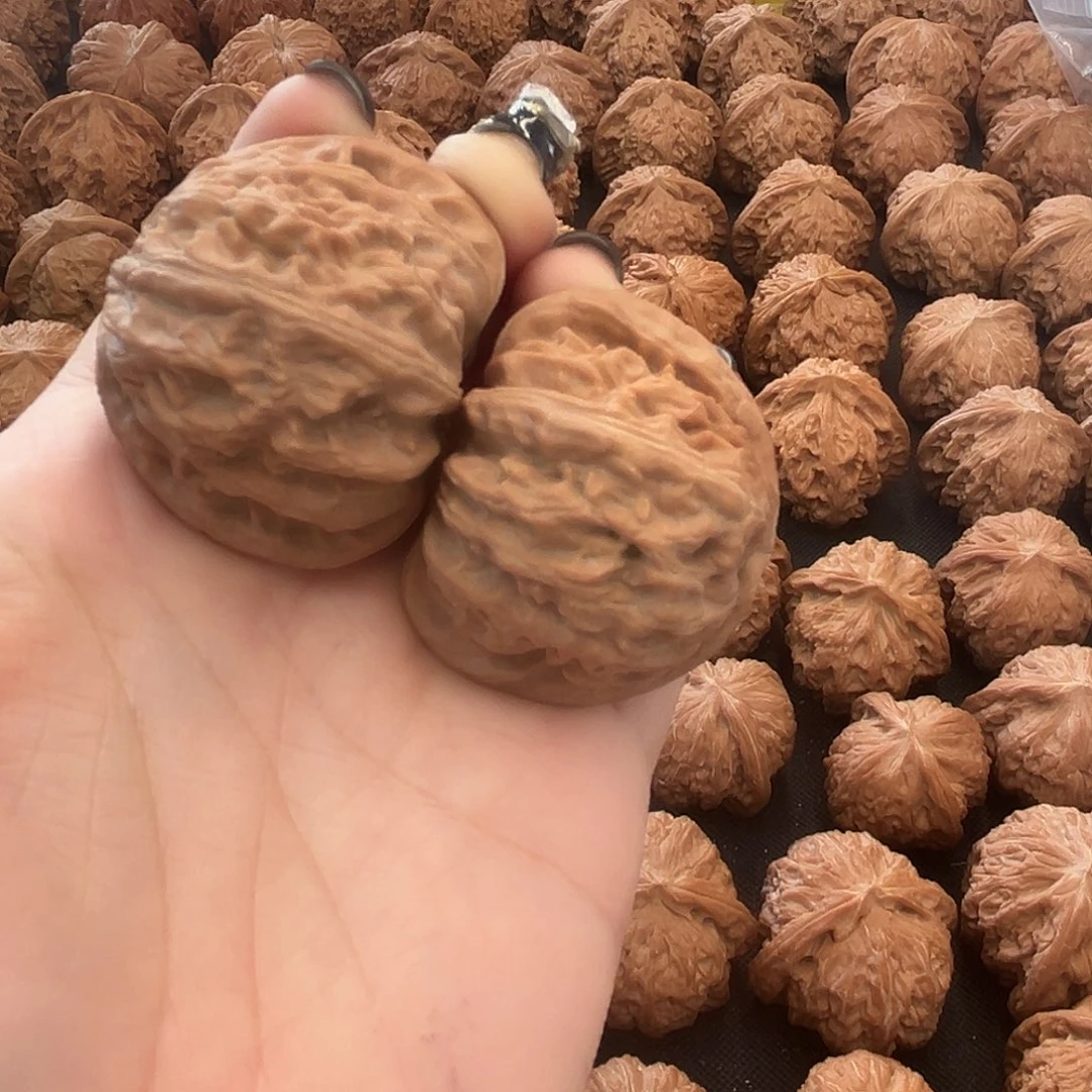 大***鱼文玩核桃吊坠白狮子