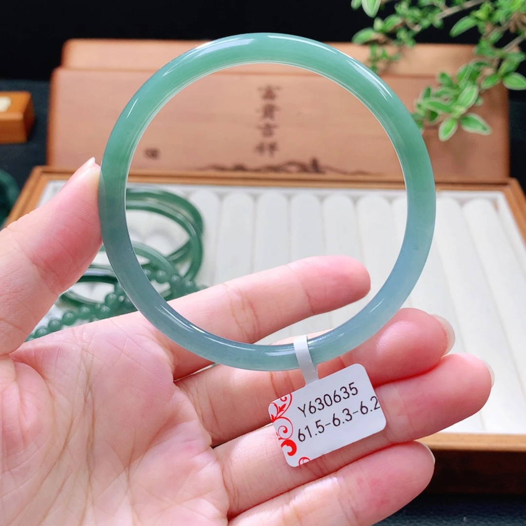 翡翠未镶嵌手镯（圆镯）