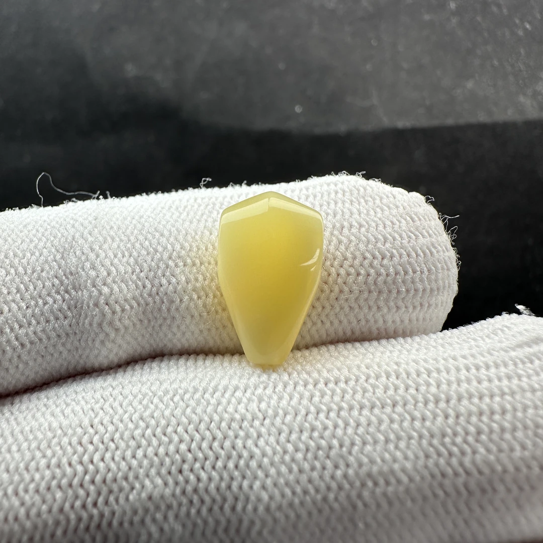 Z3190 天然蜜蜡 鲨鱼背三通 8.7*14.9mm支持复检