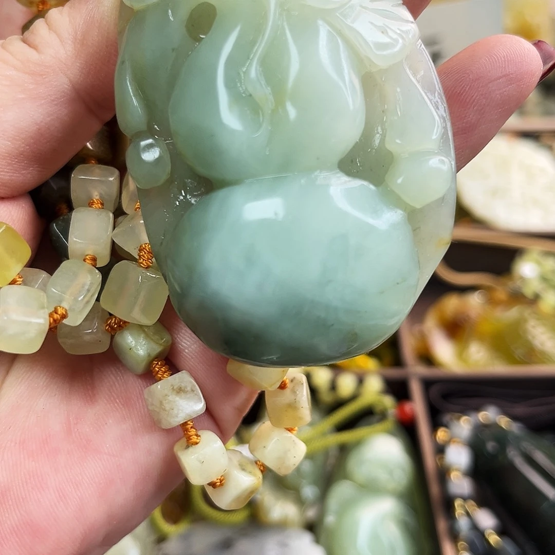 蛇纹石玉颈饰未镶嵌