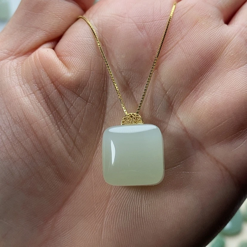 【闪购商品】颈饰18K金镶嵌和田玉