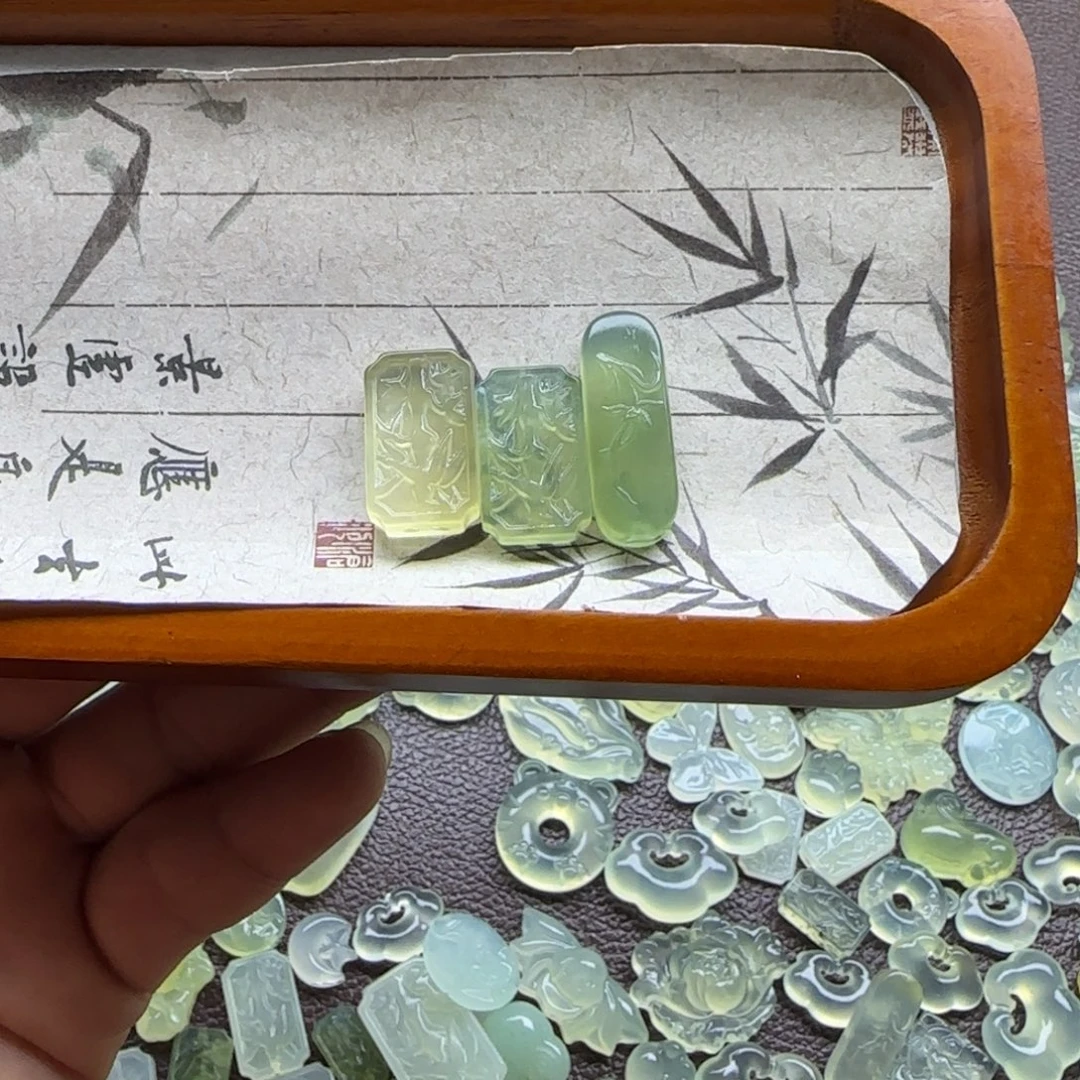 柒***制蛇纹石玉未镶嵌颈饰