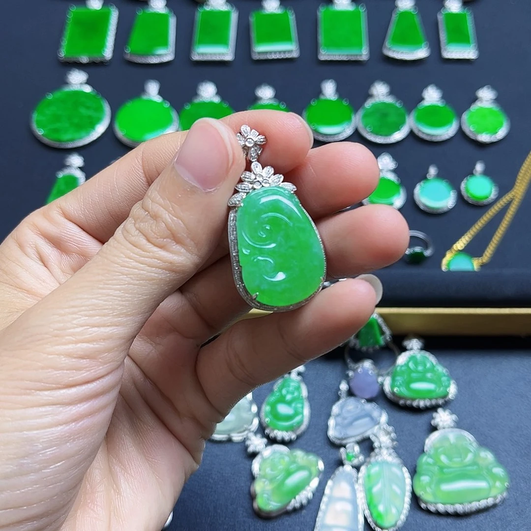 翡翠18K金镶嵌颈饰