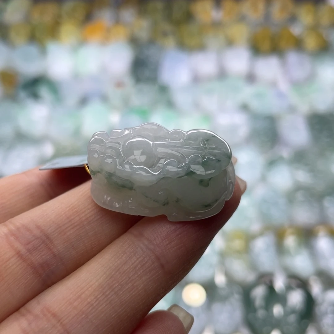 翡翠未镶嵌颈饰貔貅