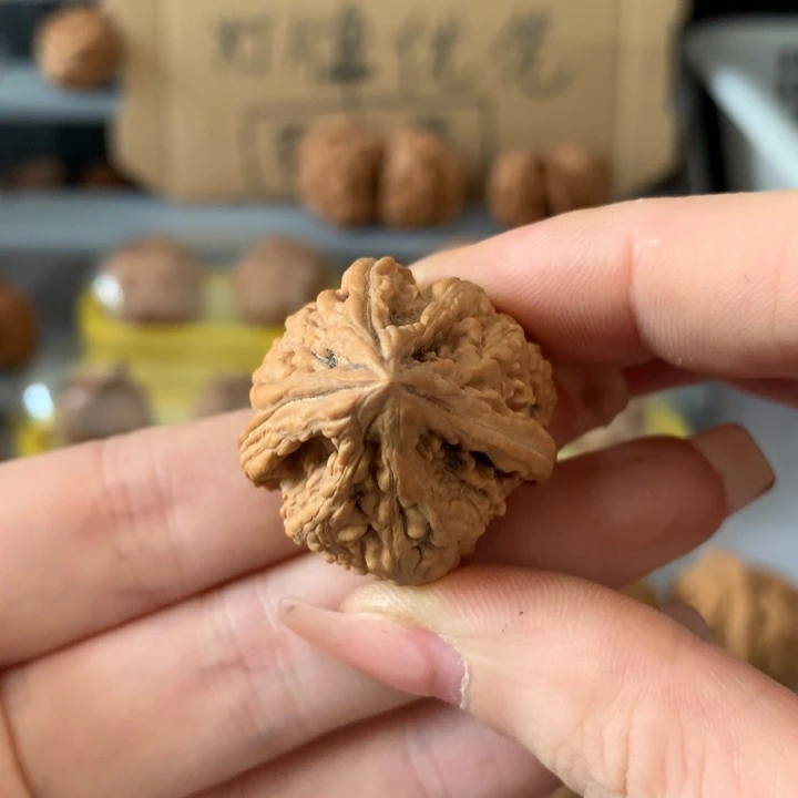 V***生吊坠文玩核桃异形单只，有瑕疵