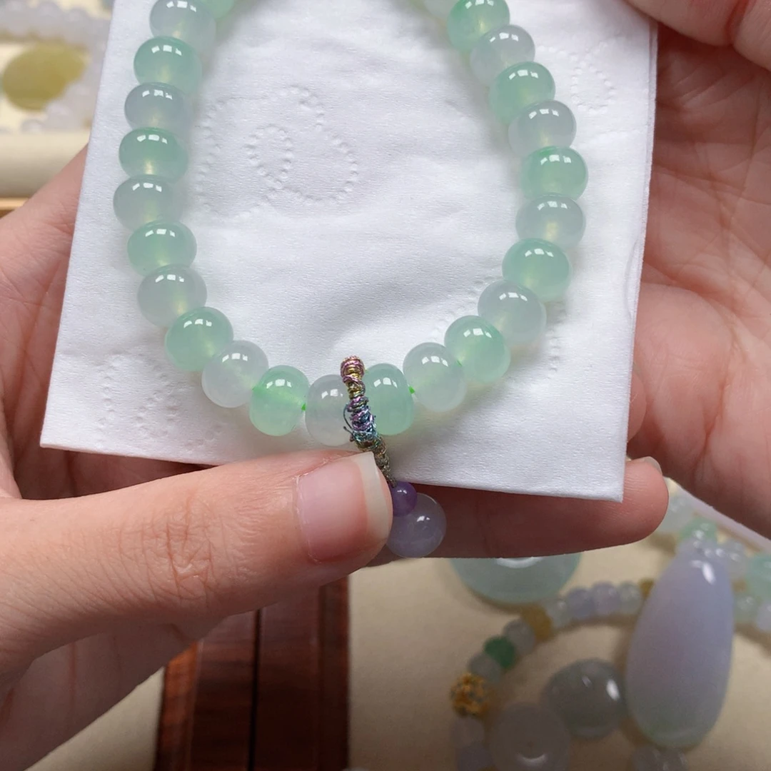 幸***。翡翠未镶嵌颈饰是