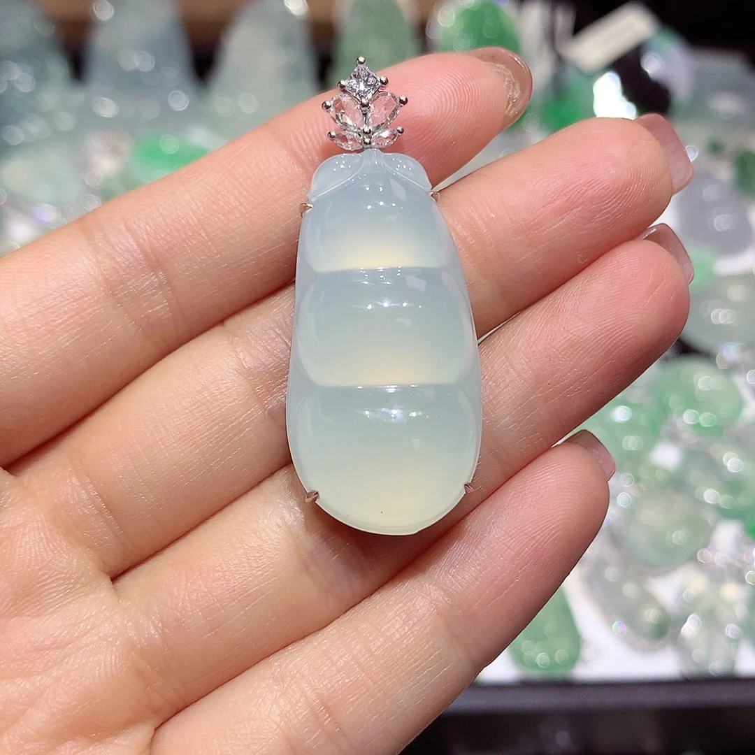 翡翠18K金镶嵌颈饰豆