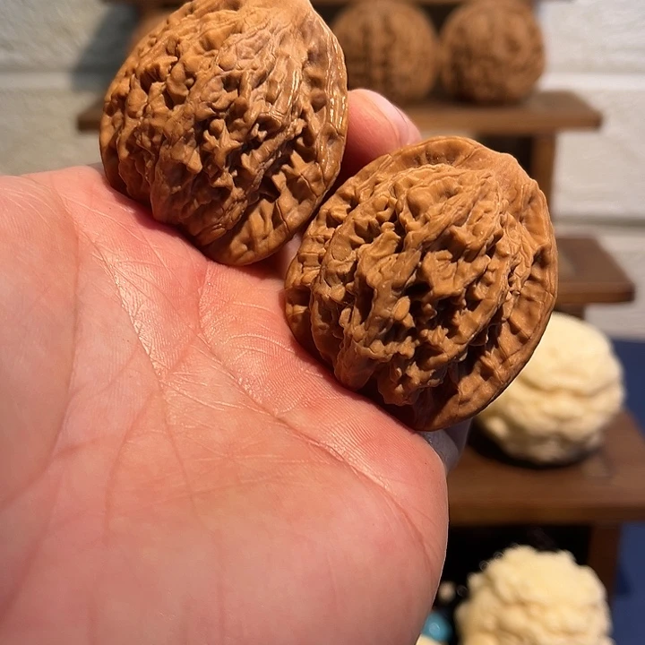 文玩核桃吊坠虎头