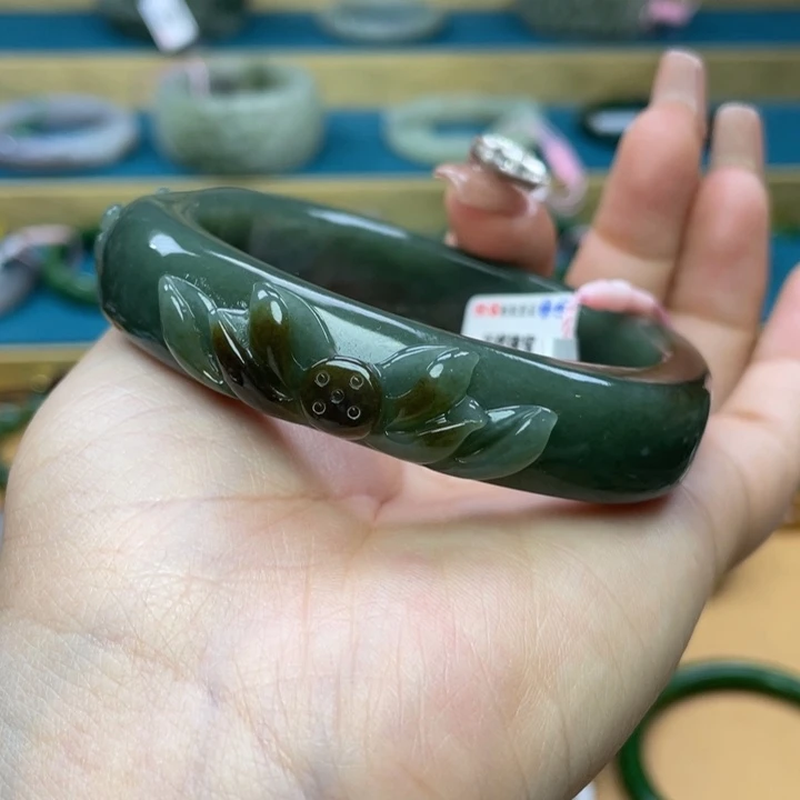 和田玉手镯6o圈口。编号48未镶嵌