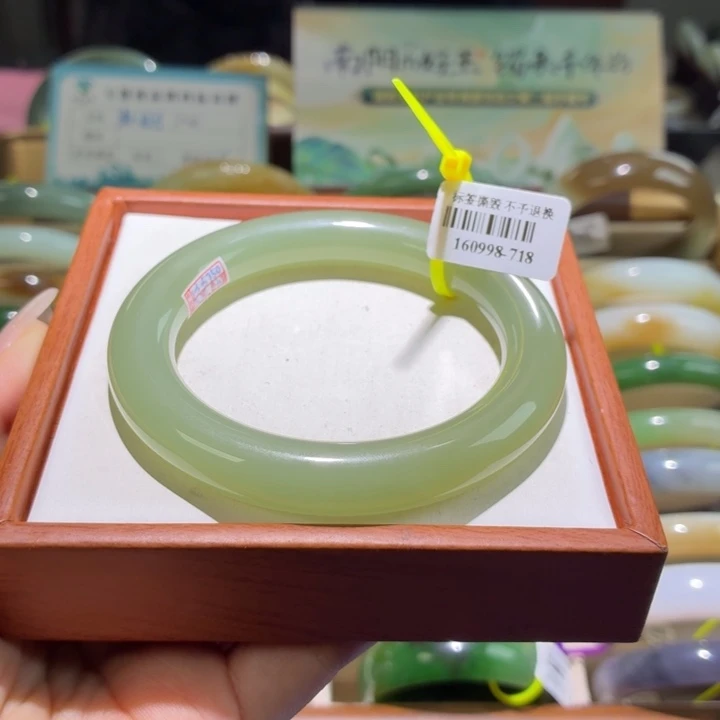 和田玉未镶嵌手镯57