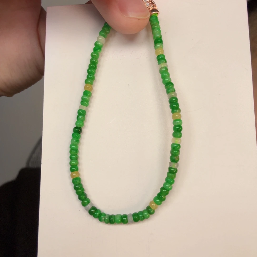 翡翠未镶嵌颈饰一件