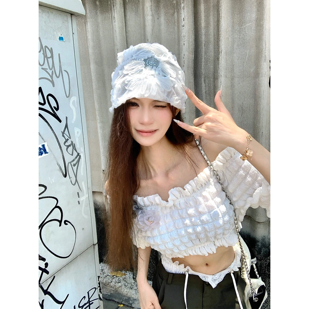 甜虾派 伯斯假日 褶皱花朵设计一字肩肌理甜辣风白色露肩短上衣