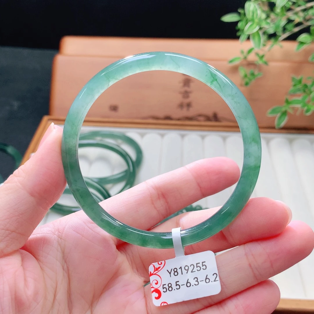 未镶嵌手镯（圆镯）翡翠