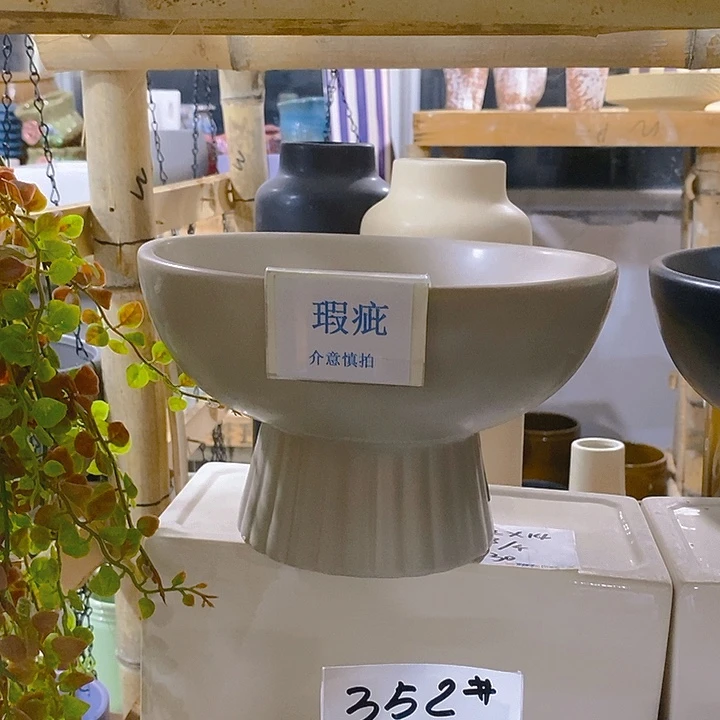 摆件多肉瑕疵盆有孔。