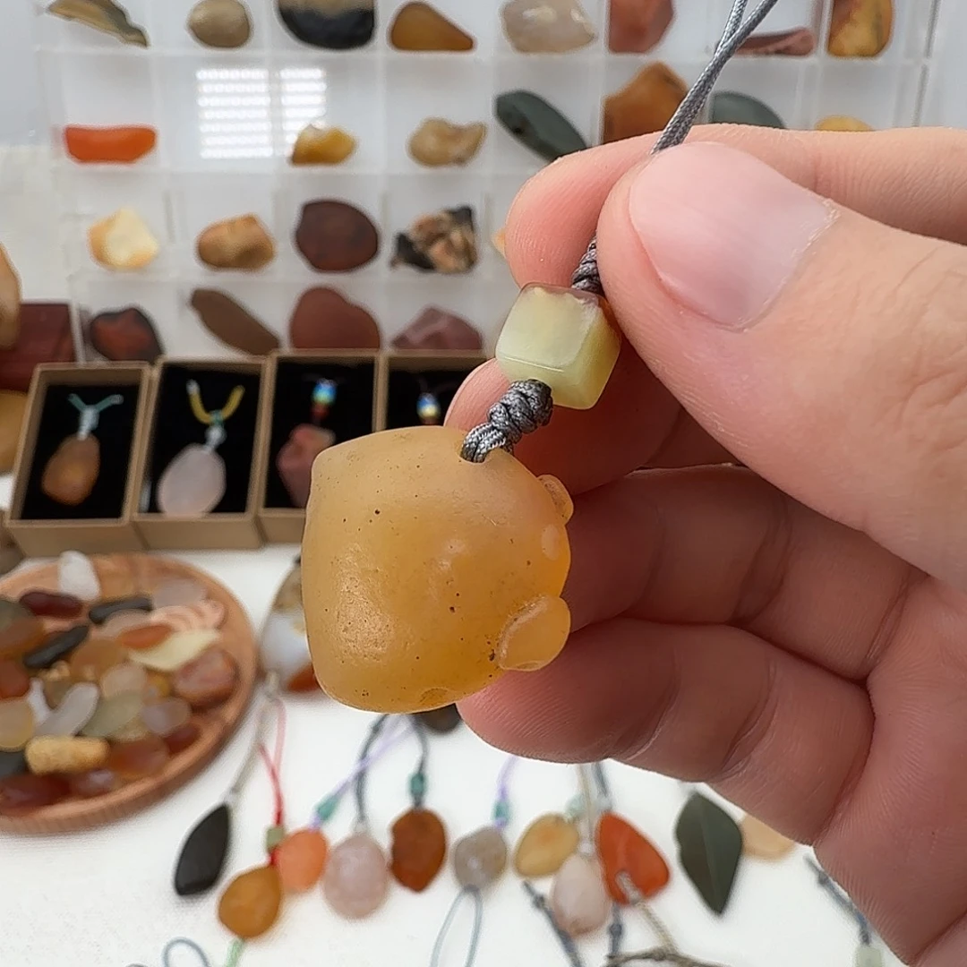 只买单纯的吊坠，没带链子，属的性质。