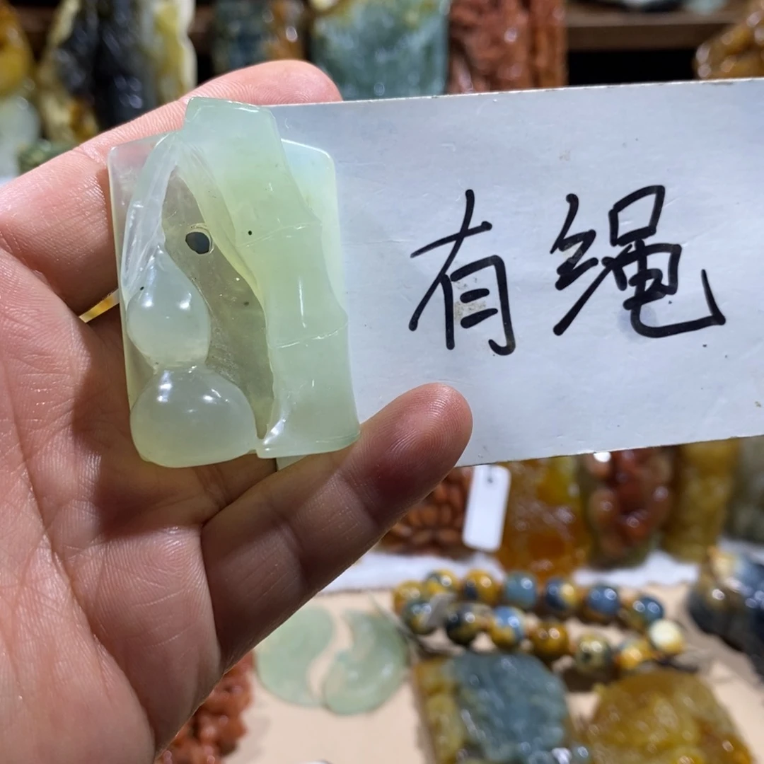 蛇纹石玉未镶嵌颈饰