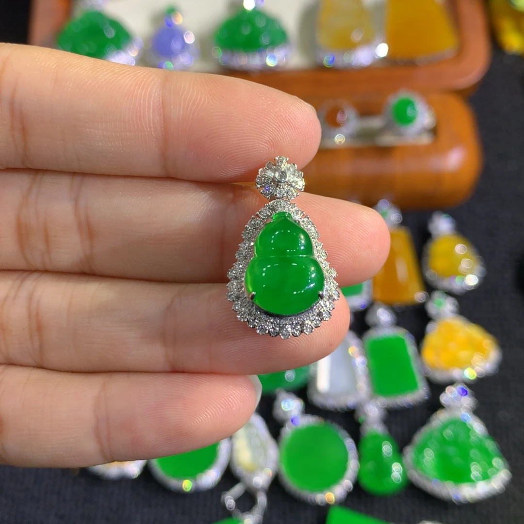 翡翠18K金镶嵌颈饰