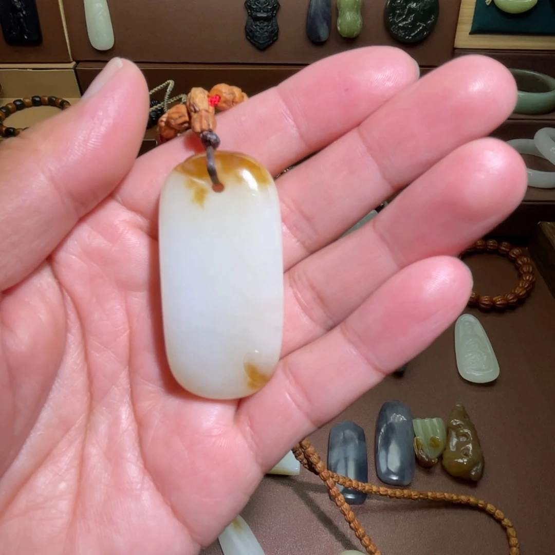斤***半和田玉未镶嵌颈饰