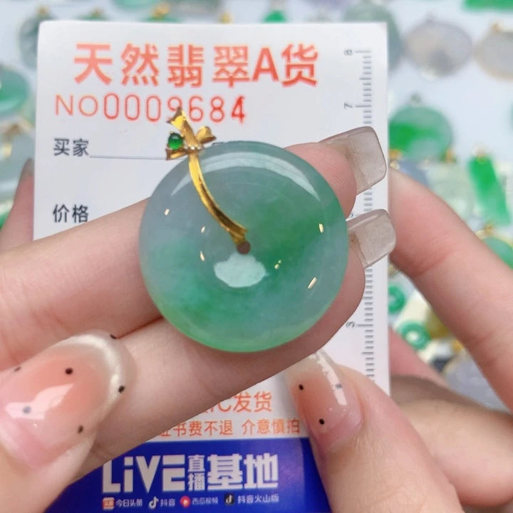 翡翠18K金镶嵌颈饰扣