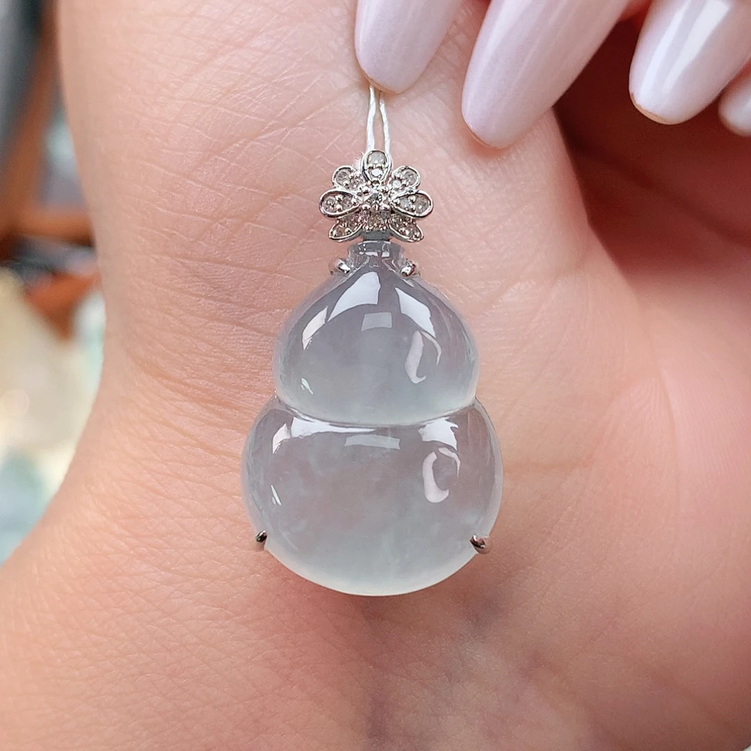 颈饰18K金镶嵌翡翠葫芦