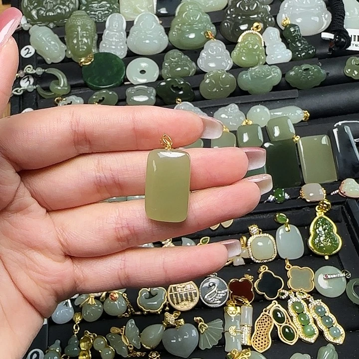 颈饰18K金镶嵌和田玉