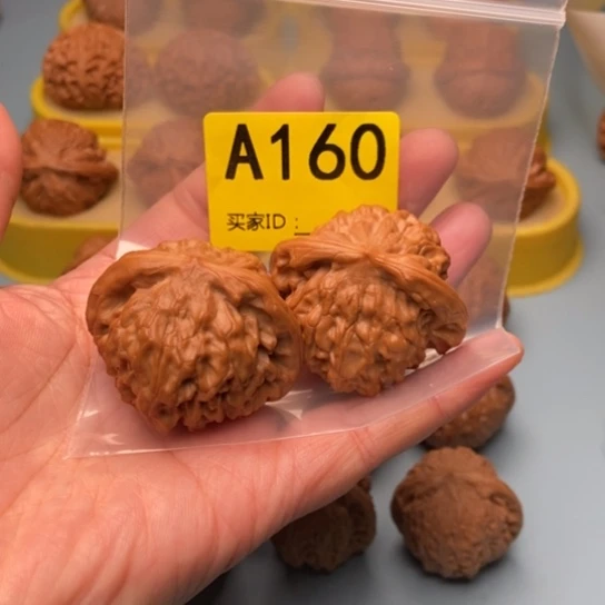 鈊****文玩核桃吊坠天图 精对 42