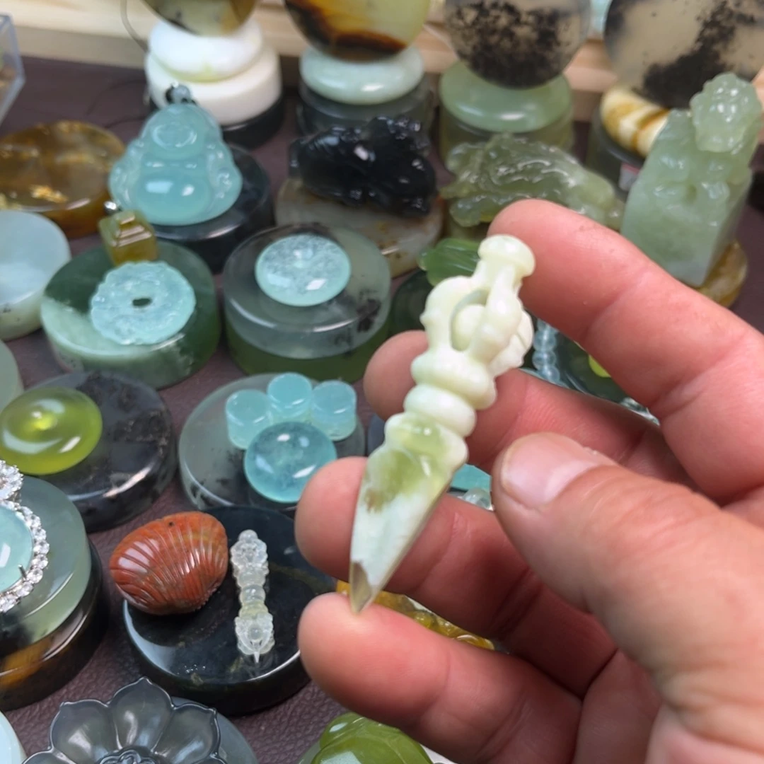 蛇纹石玉未镶嵌颈饰