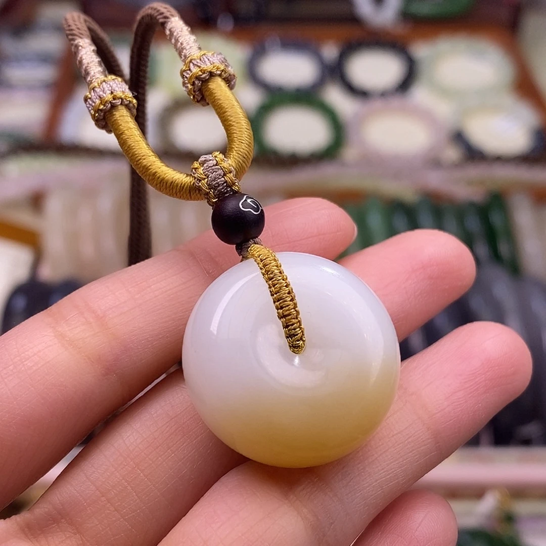 颈饰未镶嵌和田玉老矿料糖白平安扣一口糖