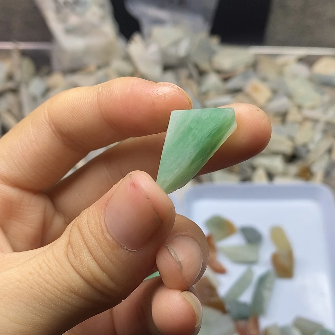 裸石翡翠缅甸翡翠A货种水带绿