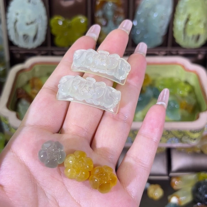 蛇纹石玉未镶嵌颈饰小*随机发