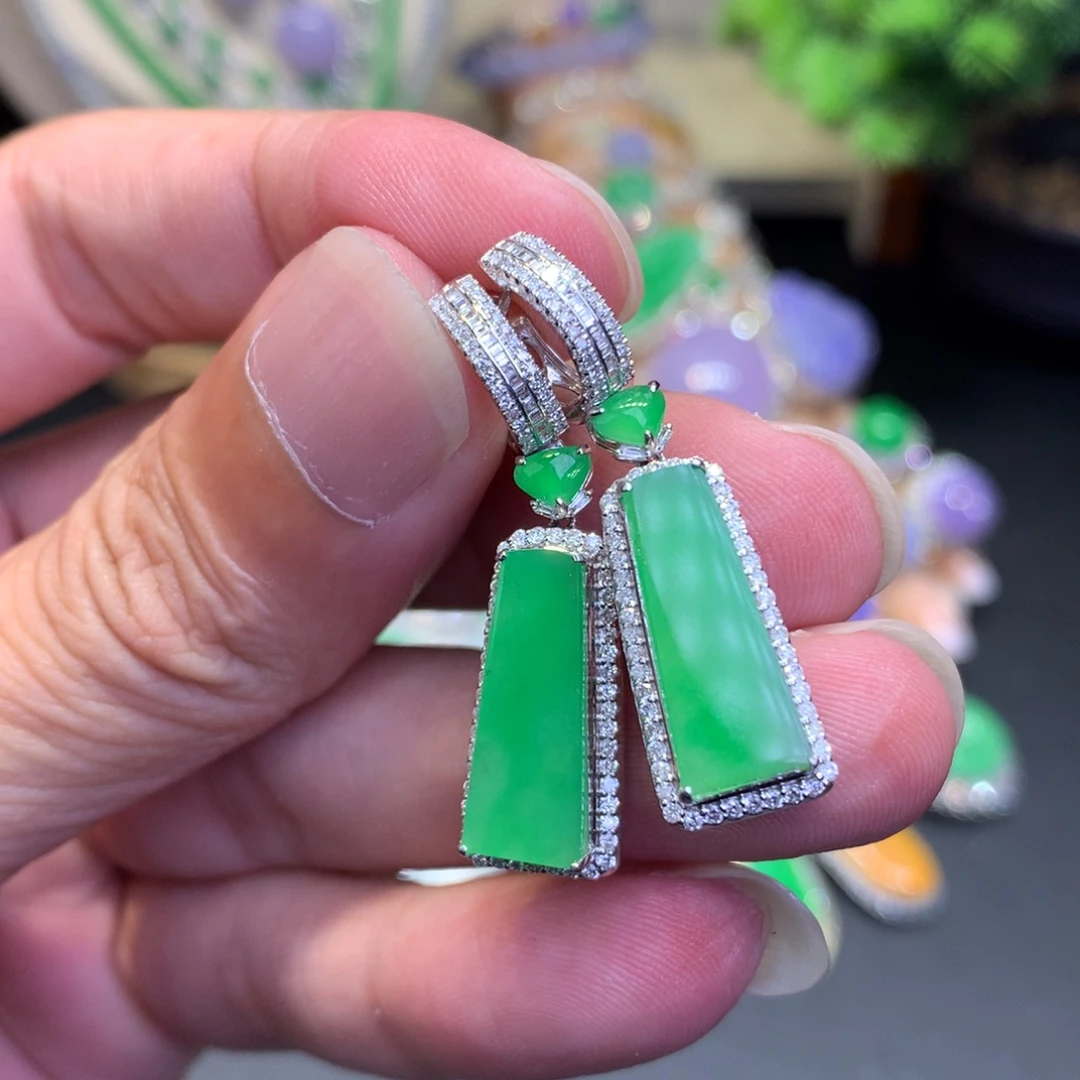 18K金镶嵌翡翠耳饰