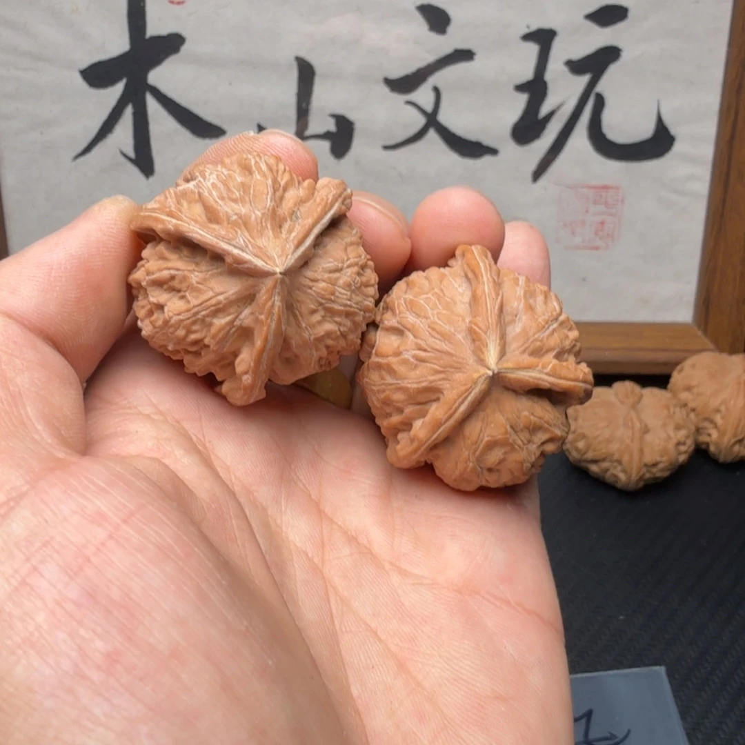 乐***李吊坠文玩核桃金锭三棱元宝黄