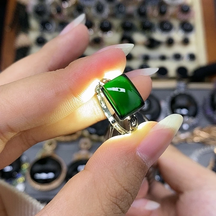 18K金镶嵌戒指翡翠马鞍