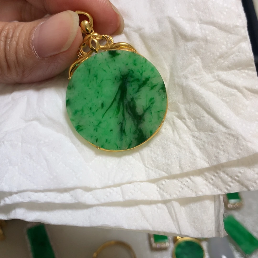 翡翠18K金镶嵌颈饰有纹