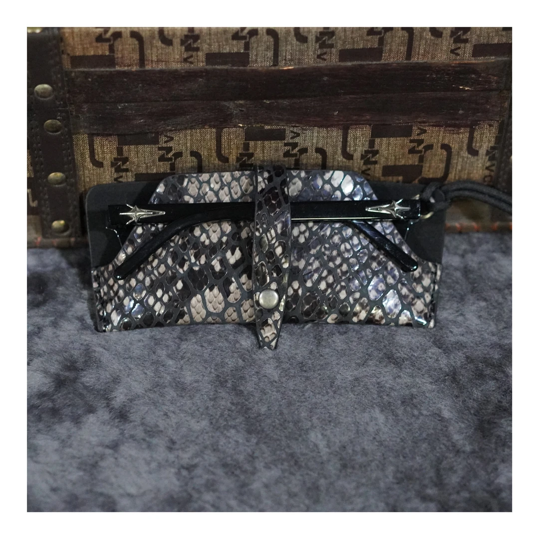 2.[冰语]简约搭配包包挂饰流光风挂扣便携配饰盒-250815