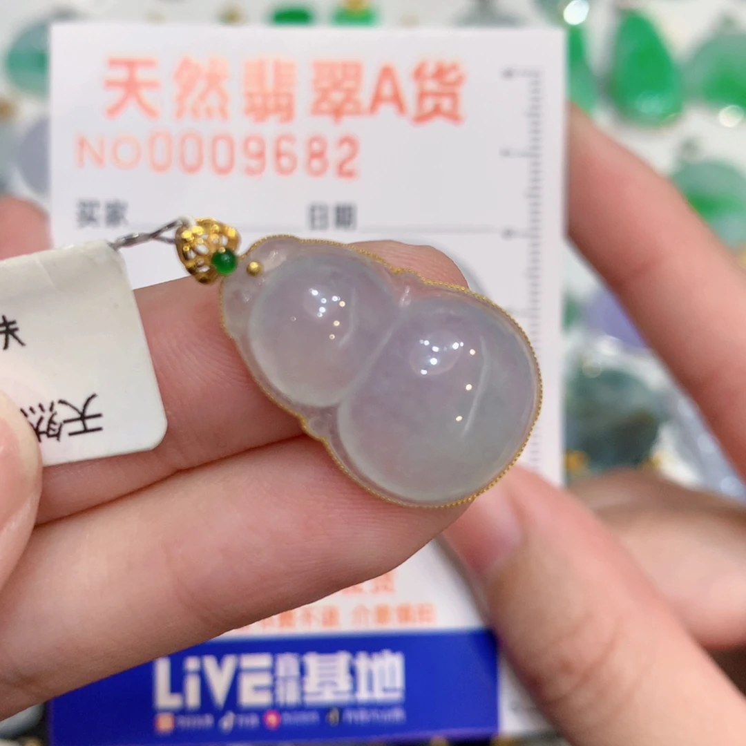 翡翠18K金镶嵌颈饰葫芦