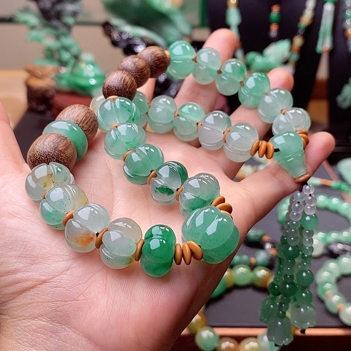 b***雅石英质玉（非洲翠）未镶嵌串