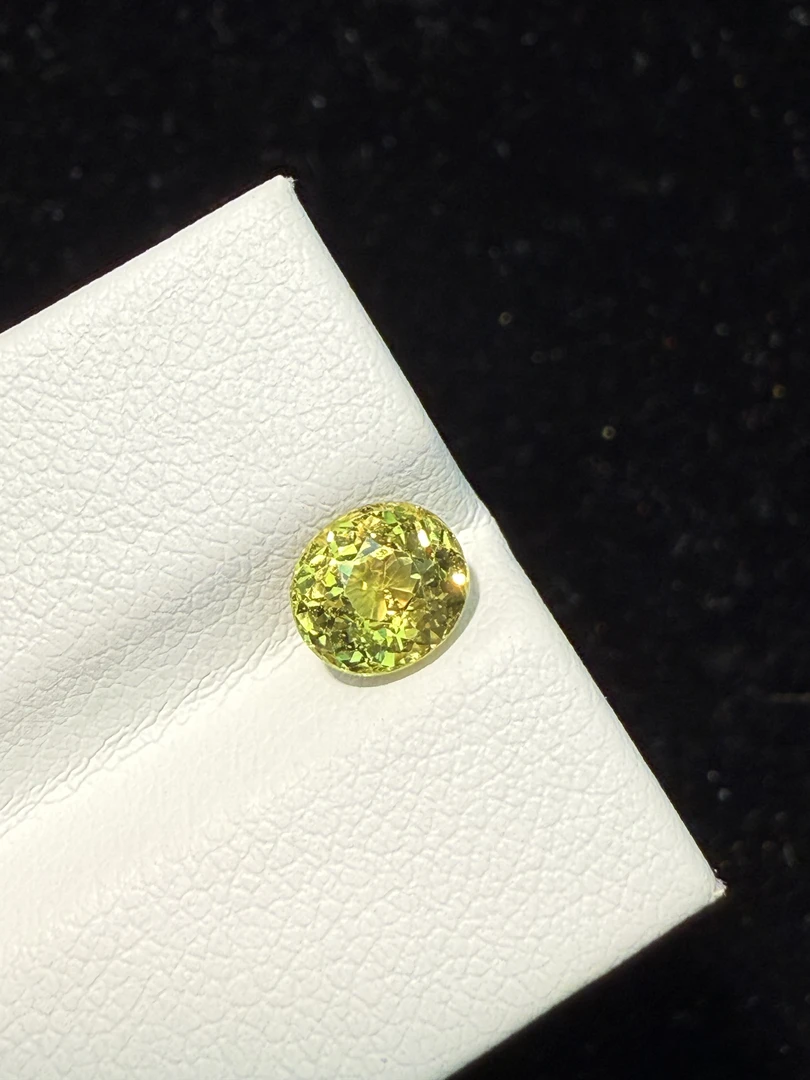 1.38ct天然马里榴石裸石，尺寸6.6*5.9*4.5 毫米，颜色美艳