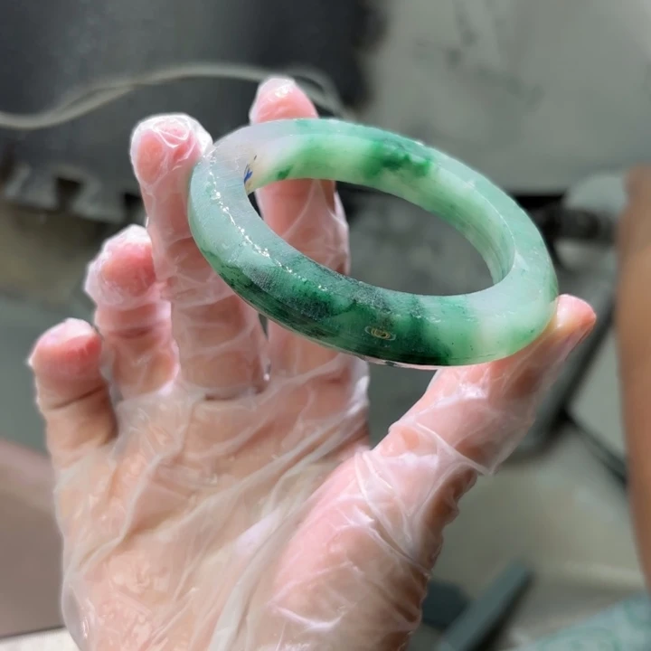 珍***石英质玉（非洲翠）手镯未镶嵌定制