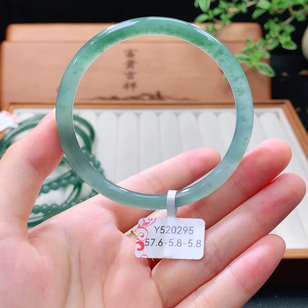 翡翠未镶嵌手镯（圆镯）