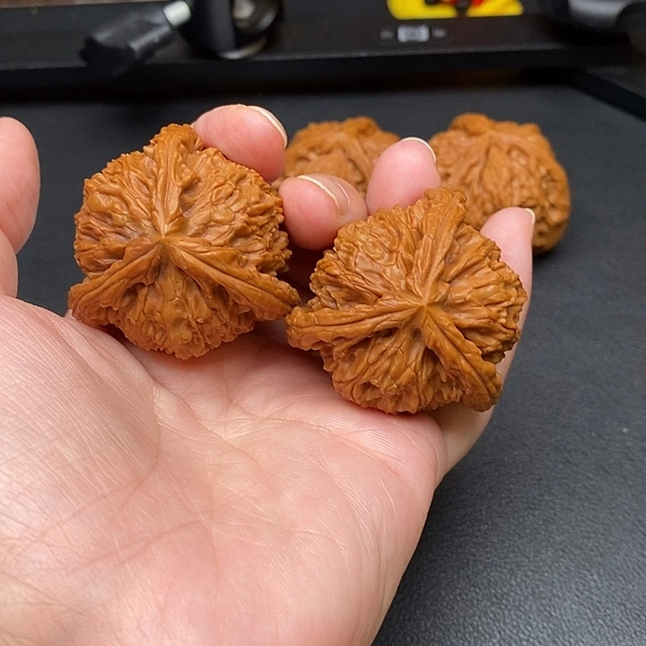 m***b文玩核桃把件白奔