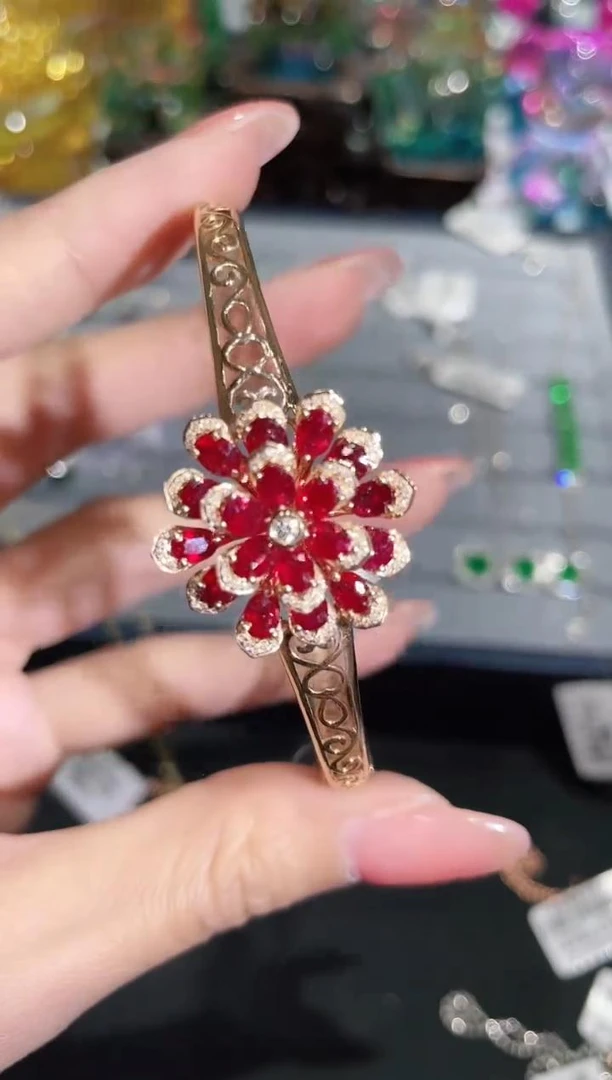 18K金镶嵌天然红宝石手镯花朵款